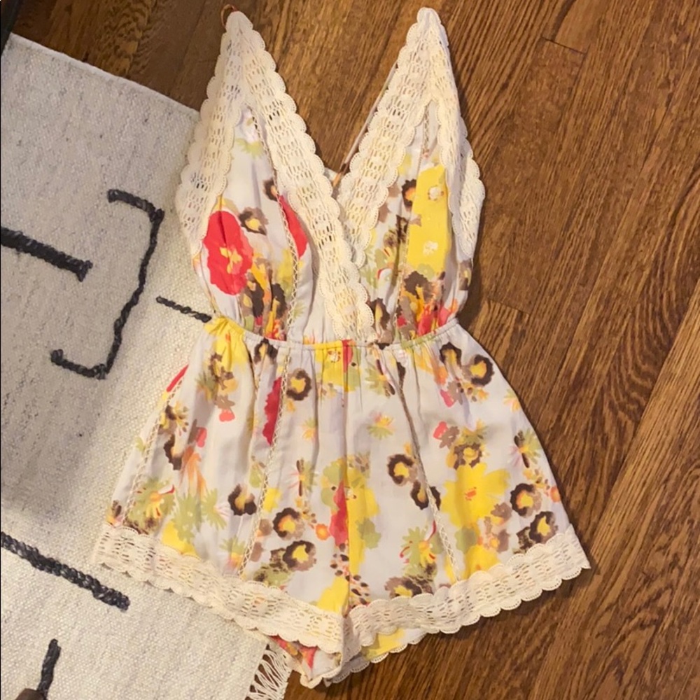 Re-Named Crochet Trim Floral Romper - Picture 4 of 8